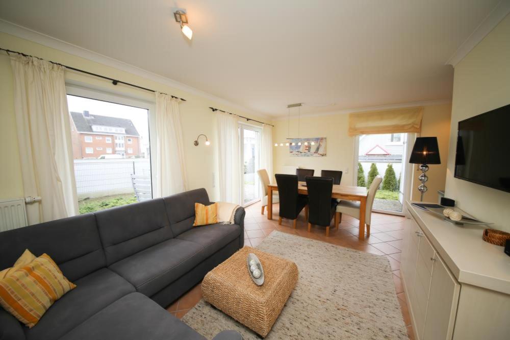 a living room with a couch and a dining room at Ferienwohnung Seestern in Timmendorfer Strand