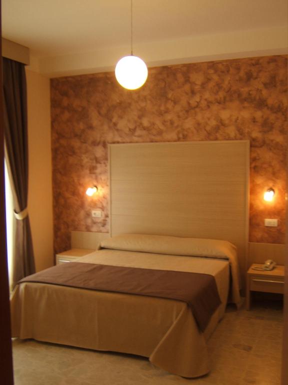 Postel nebo postele na pokoji v ubytování Hotel Ede