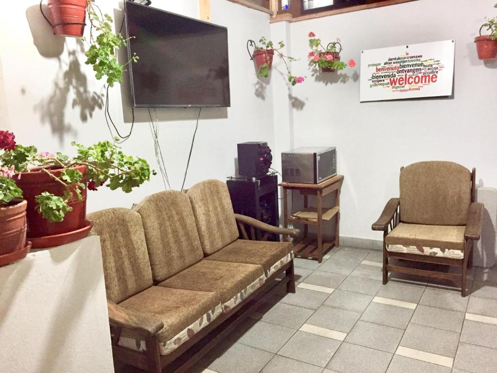 une salle d'attente avec un canapé et une télévision dans l'établissement Apartamento Independiente 1 dormitorio cama Queen, à Lima