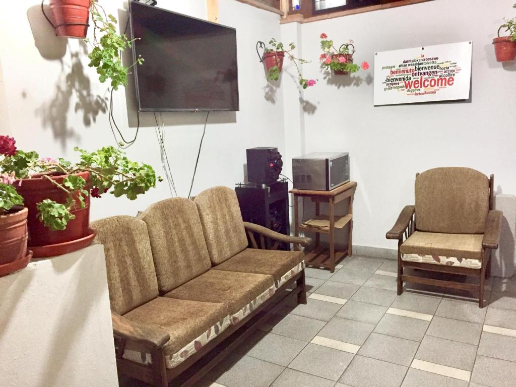 una sala de espera con sofá y TV en Apartamento Independiente 1 dormitorio cama Queen, en Lima