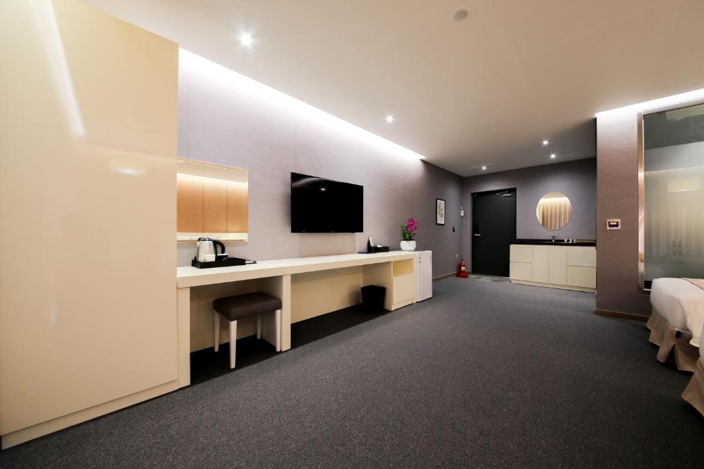 TV a/nebo společenská místnost v ubytování Incheon Stay Hotel