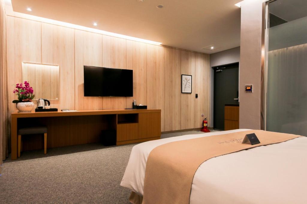 TV a/nebo společenská místnost v ubytování Incheon Stay Hotel