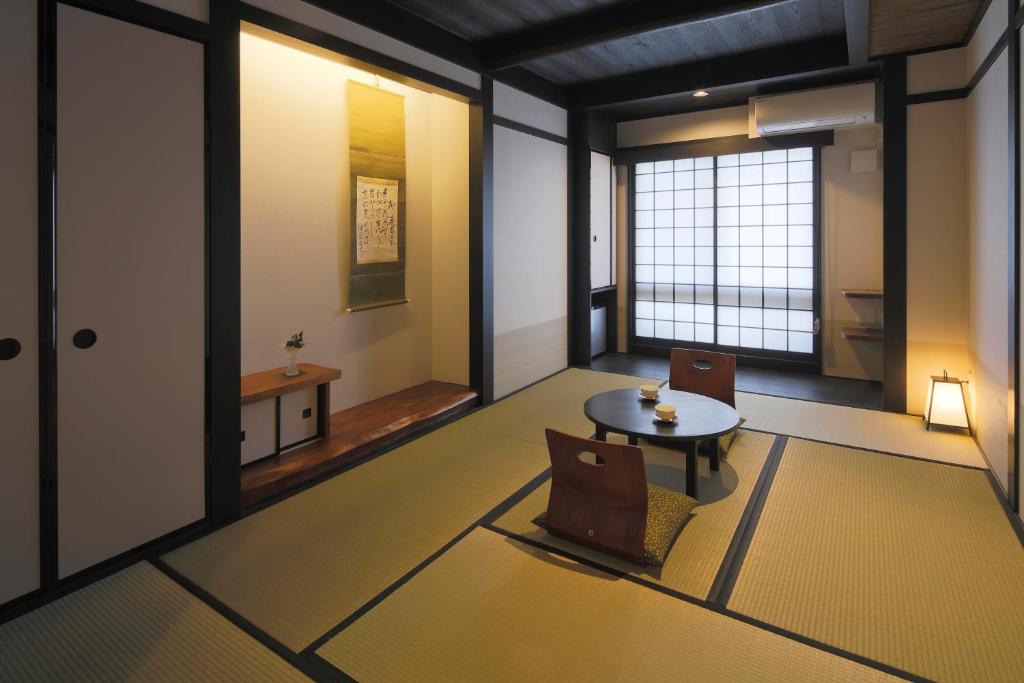 Posezení v ubytování Kyomachiya Ryokan Sakura Urushitei