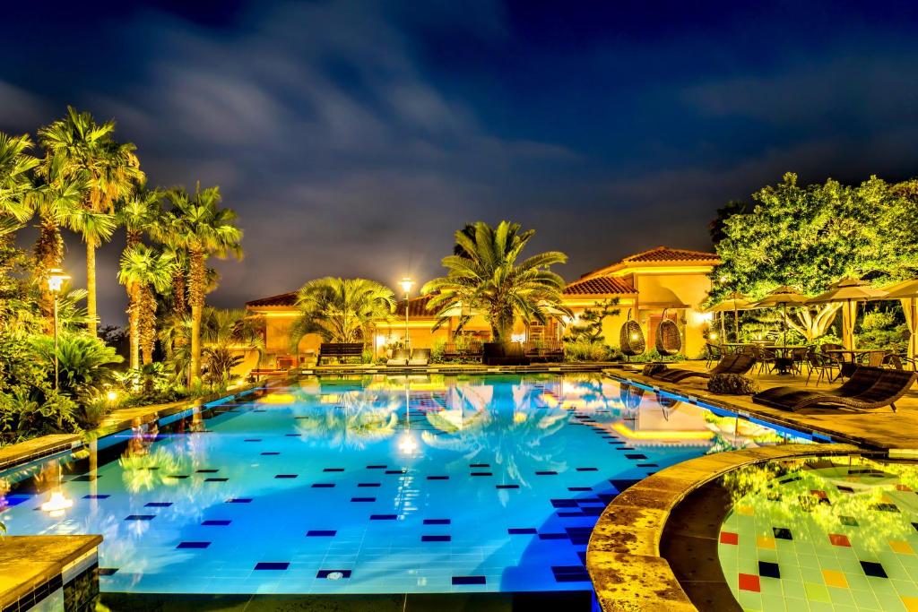 A piscina localizada em Palm Valley Resort ou nos arredores