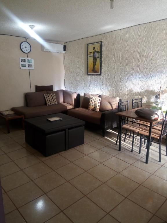 sala de estar con sofá y mesa en Casa Valle Dorado SJR Fam, en San Juan del Río