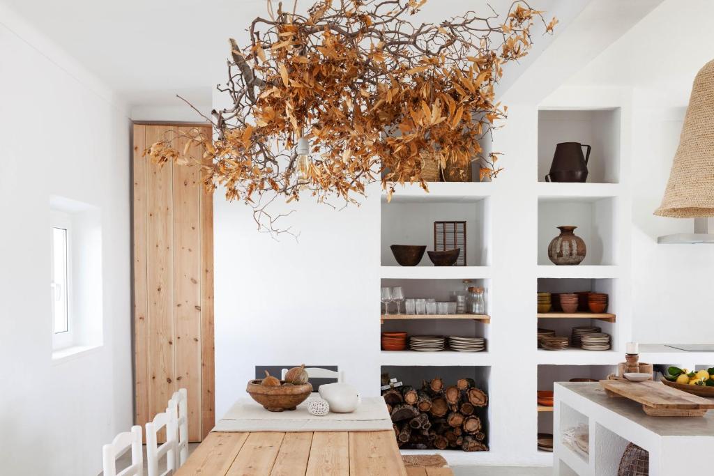 a dining room with a table and a chandelier at Cucumbi in Santa Susana