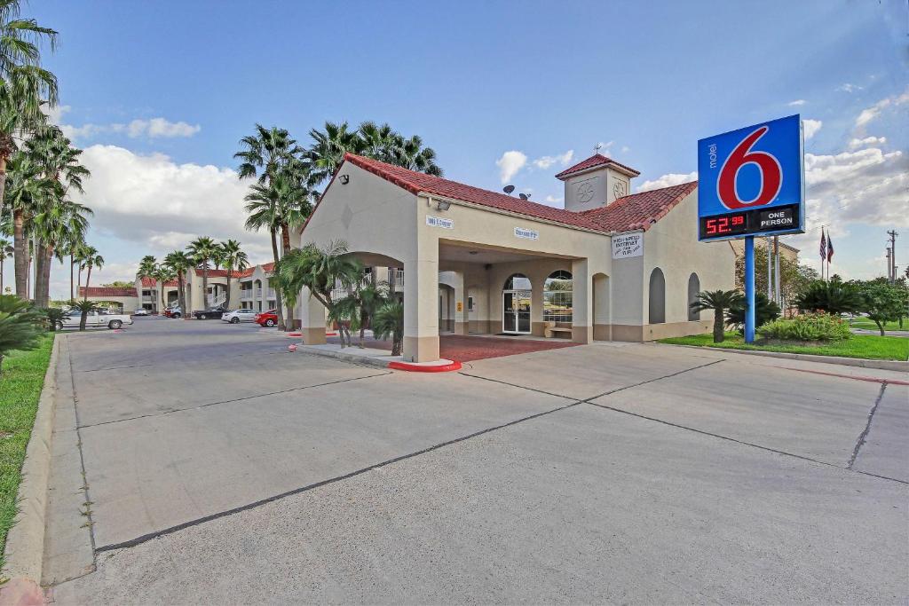 una gasolinera con un cartel delante en Motel 6-Edinburg, TX, en Edinburg