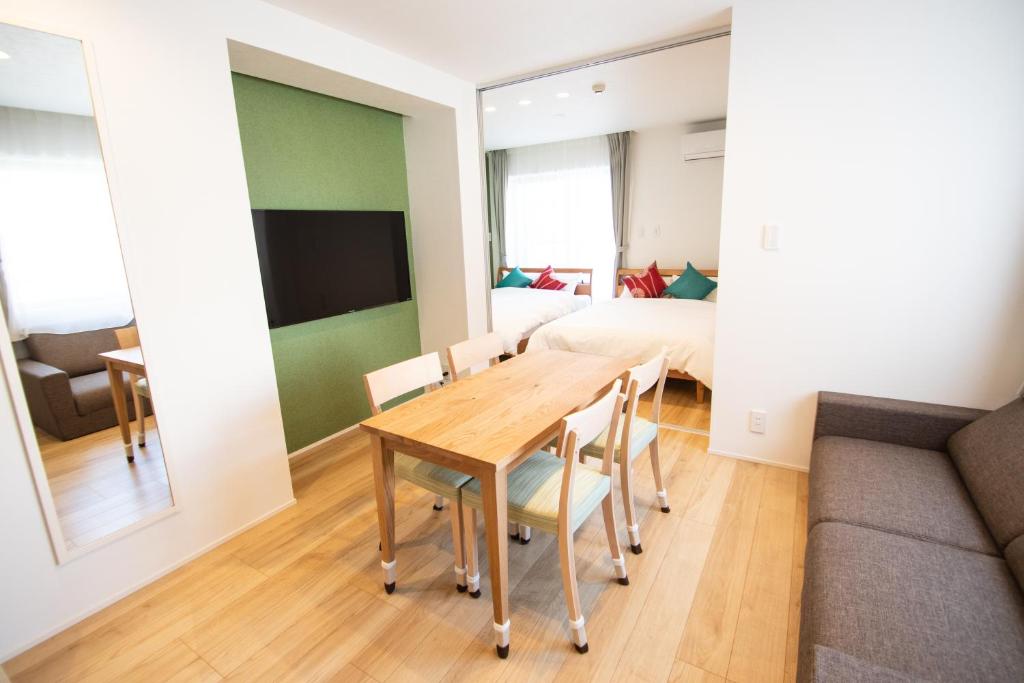 TV a/nebo společenská místnost v ubytování Apartment Hotel Tenjin TUMUGU