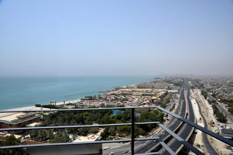 クウェートにあるCode housing - Al Bedaa- Family onlyの市街と海の空の景色