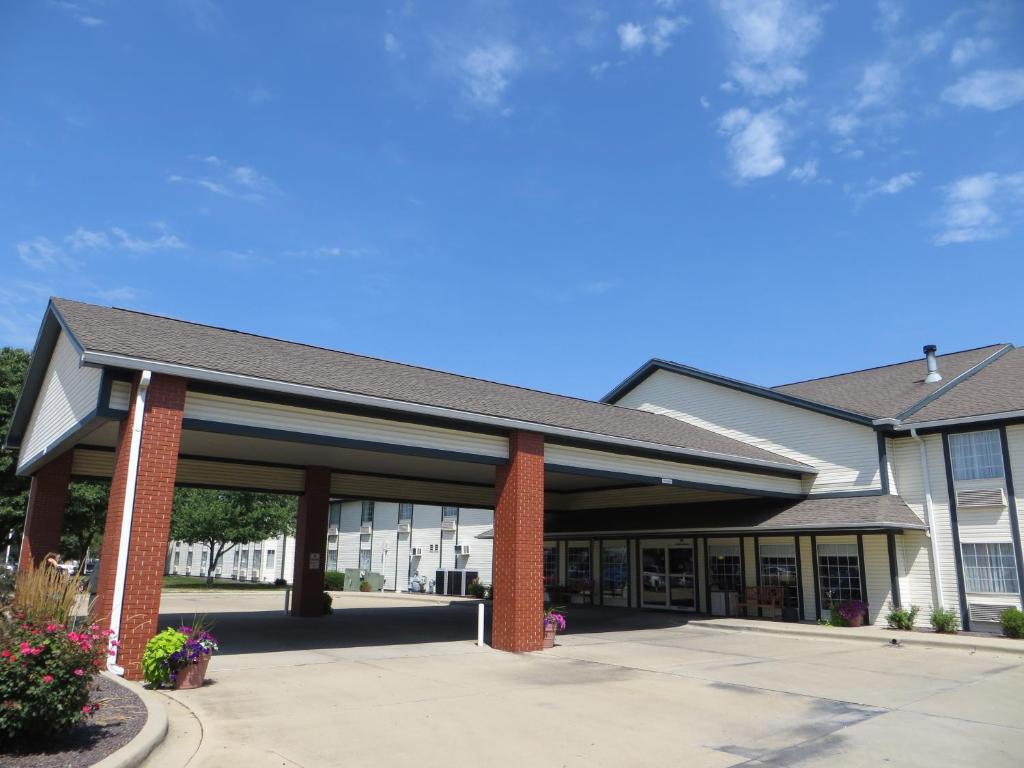 Ramada by Wyndham Springfield North photo