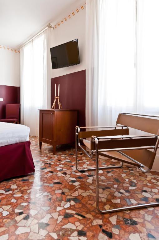 TV a/nebo společenská místnost v ubytování Antico Hotel Vicenza