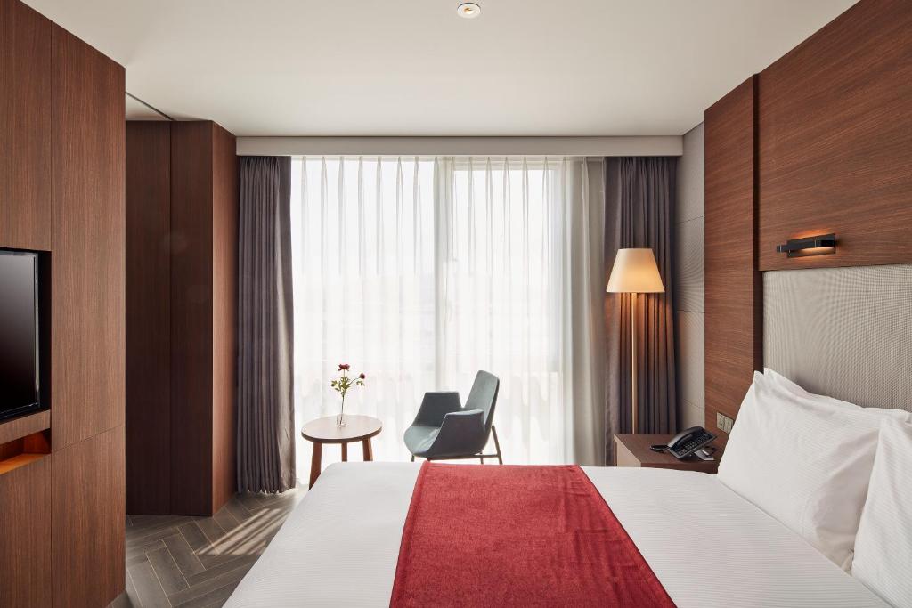 Postel nebo postele na pokoji v ubytování Ramada Encore by Wyndham Gimpo Han River Hotel