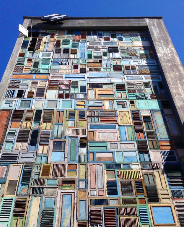 un edificio alto con muchas ventanas en H-ostel Bali, en Kuta