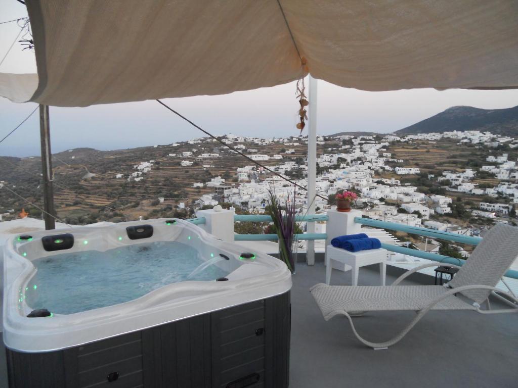 bañera de hidromasaje en el balcón con vistas en Kampos Home, en Apollonia