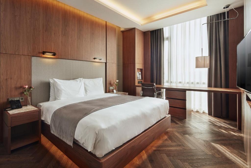 Postel nebo postele na pokoji v ubytování Ramada Encore by Wyndham Gimpo Han River Hotel