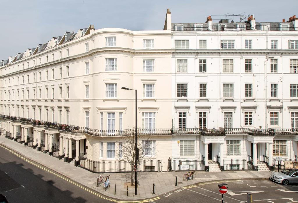 un gran edificio blanco en la esquina de una calle en The Crescent Hyde Park, en Londres