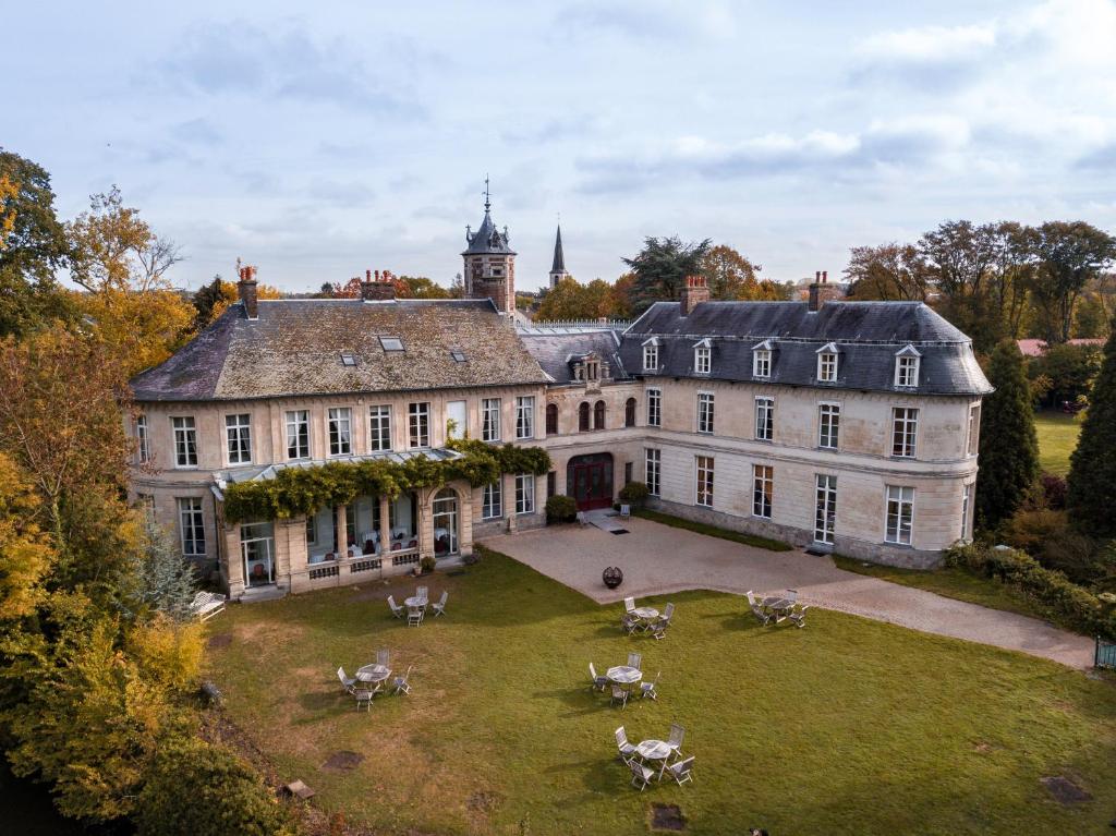 - une vue aérienne sur une grande maison avec une cour dans l'établissement Chateau D'aubry, à Aubry