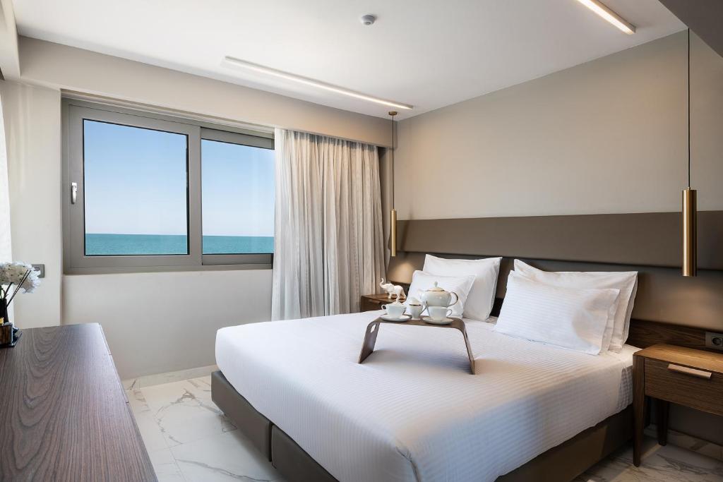 Postel nebo postele na pokoji v ubytování Porto Platanias Beach Luxury Selection - Adults Only
