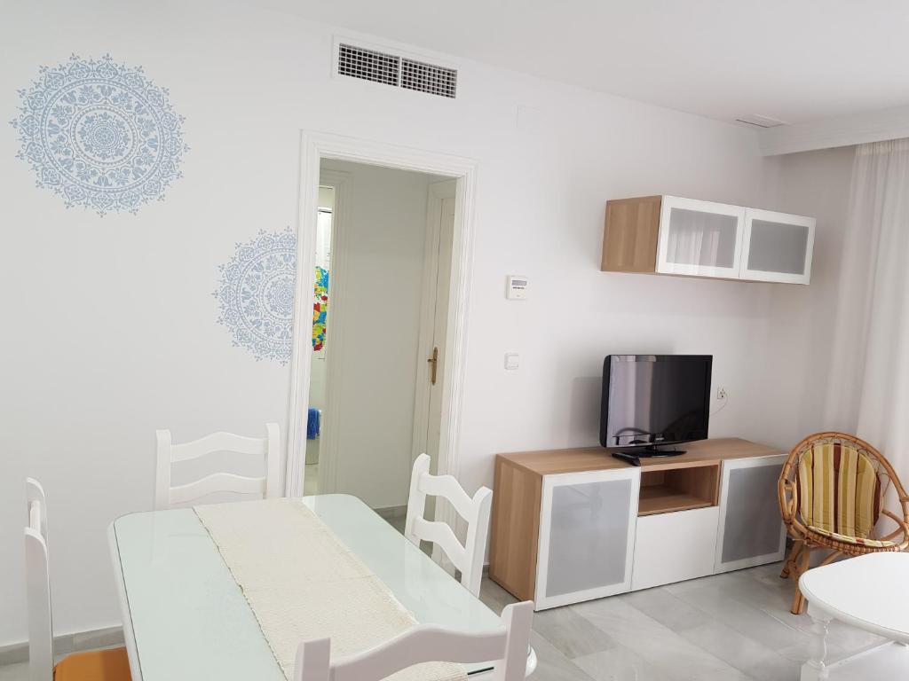 Televízia a/alebo spoločenská miestnosť v ubytovaní Novo Paradise