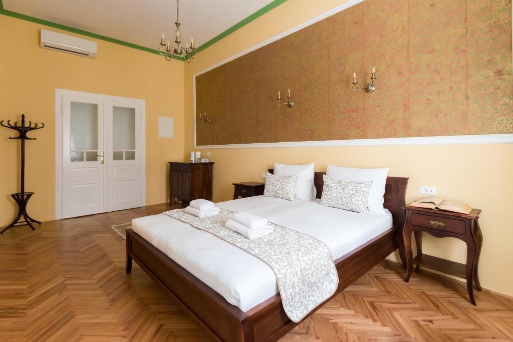 Postel nebo postele na pokoji v ubytování Barbo Palace Apartments and Rooms