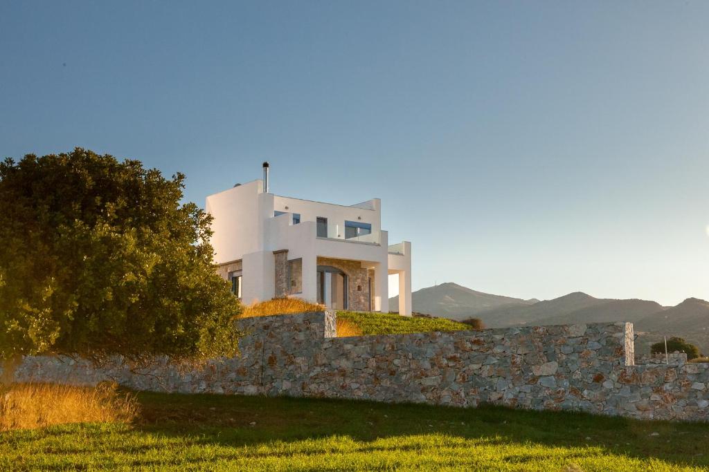 特利歐佩特拉的住宿－Villa Thalassa，石墙顶上的白色房子