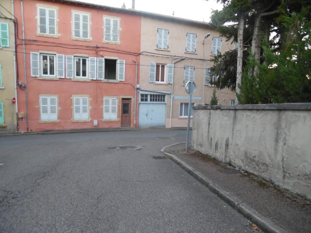 Une rue vide devant certains bâtiments dans l'établissement COURS LA VILLE, à Cours-la-Ville