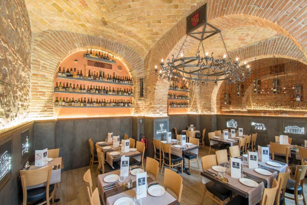 Um restaurante ou outro lugar para comer em Alessandro Palace & Bar