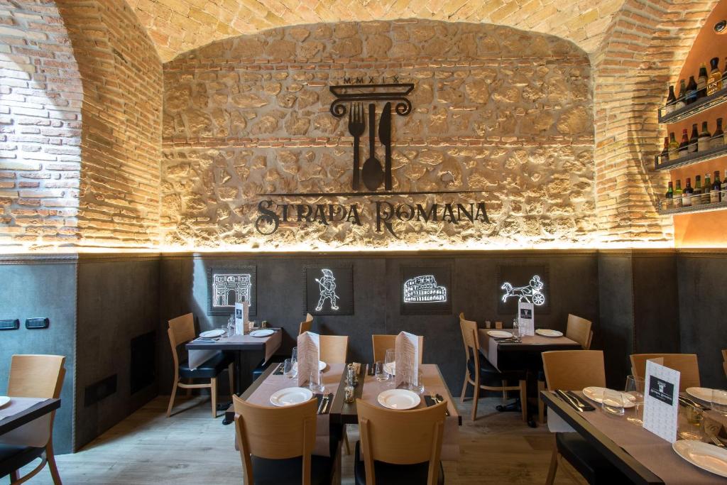 Uma área de estar em Alessandro Palace & Bar