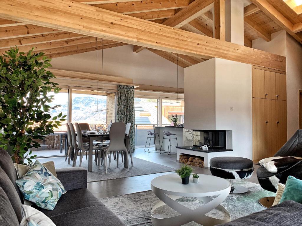 - un salon avec un canapé et une table dans l'établissement Ferienapartment Landhaus 4U Meiringen, à Meiringen