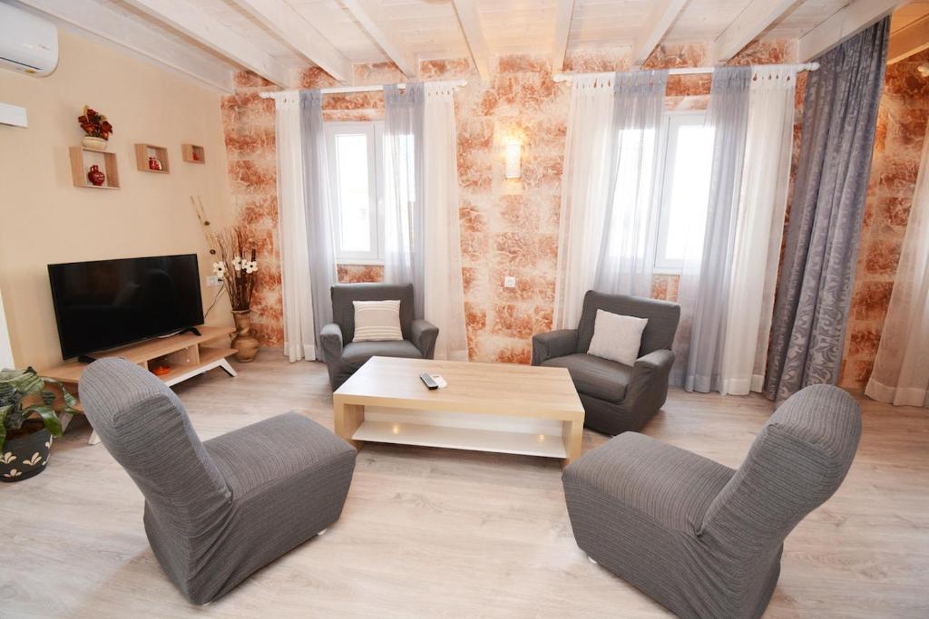 Posedenie v ubytovaní Elpida's House