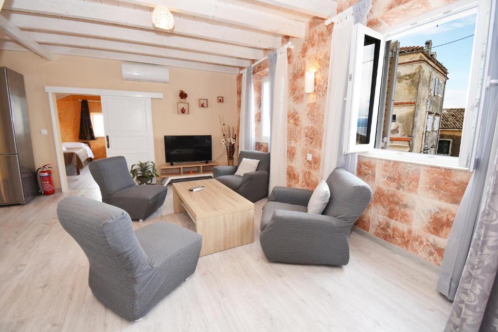 Televízia a/alebo spoločenská miestnosť v ubytovaní Elpida's House