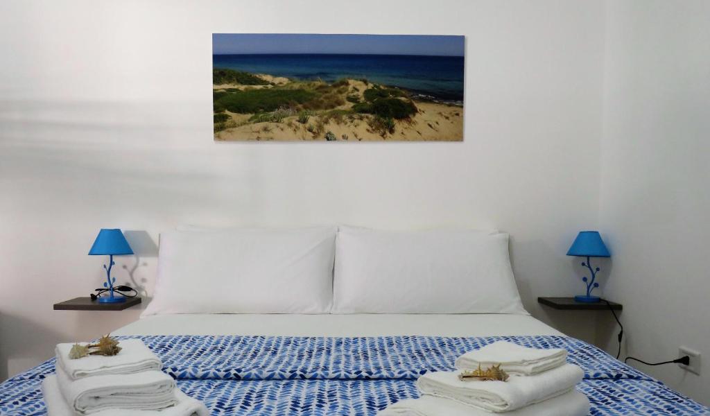 a bedroom with a bed with towels on it at B&B Vento del Mare in San Pietro in Bevagna
