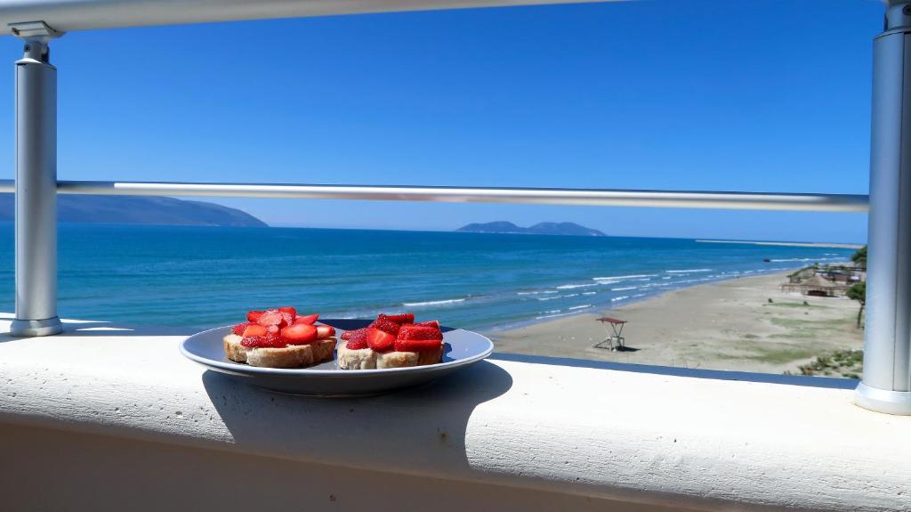 On the Beach (literally) stylish apartment with free P - Image 1