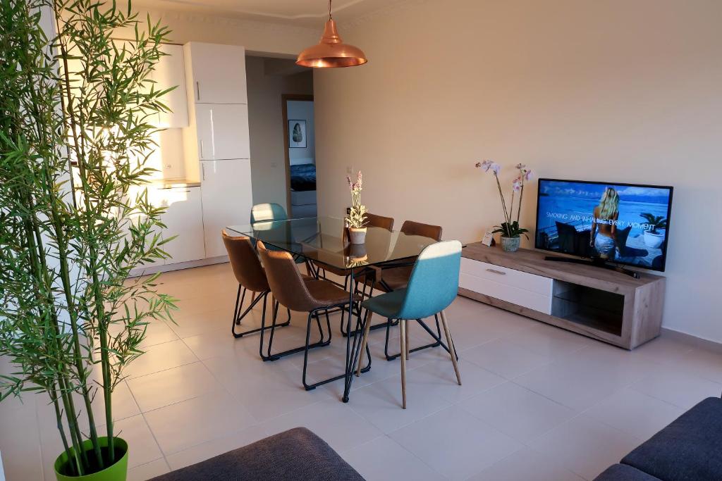 On the Beach (literally) stylish apartment with free P - Image 9