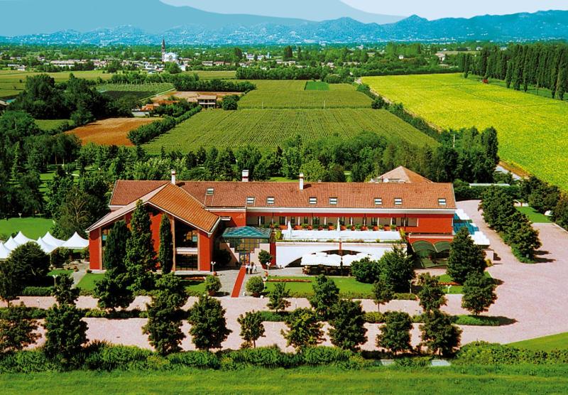 an aerial view of a house with a lot of trees at Antica Postumia in Vedelago