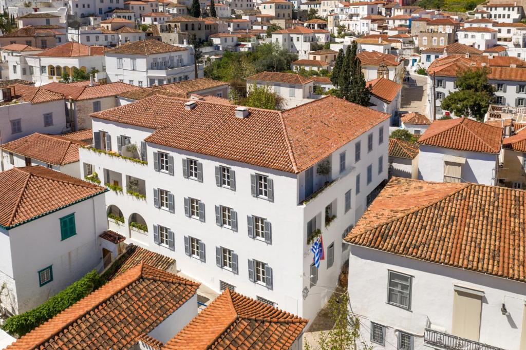 widok z powietrza na biały budynek z czerwonymi dachami w obiekcie Hotel Leto Hydra w mieście Hydra