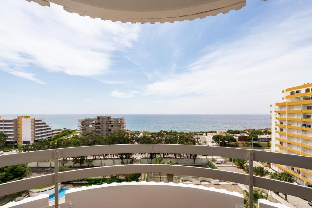 balkon z widokiem na ocean w obiekcie Ocean View by Encantos do Algarve - 910 w mieście Portimão