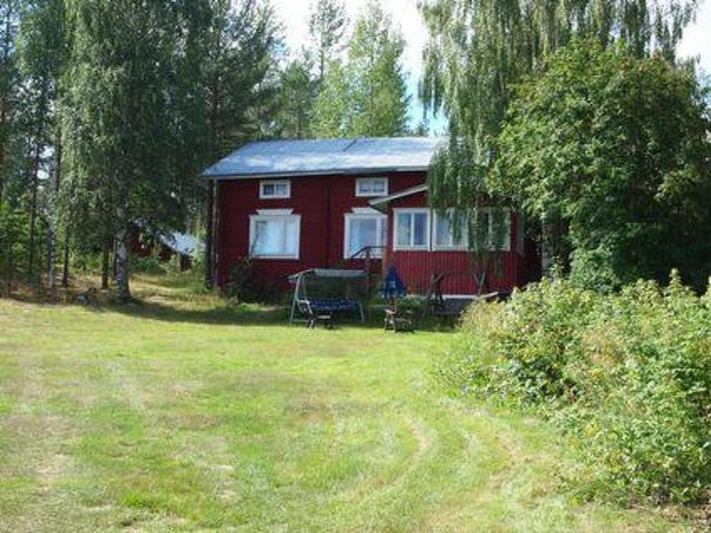 LampsijärviにあるHoliday Home Raanumaja ii by Interhomeの野原中の赤い家