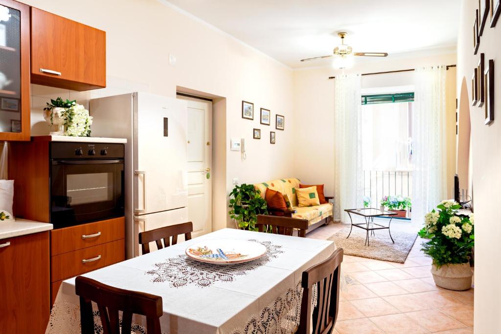 cocina y sala de estar con mesa y sillas en Doris House Sorrento, en Sorrento