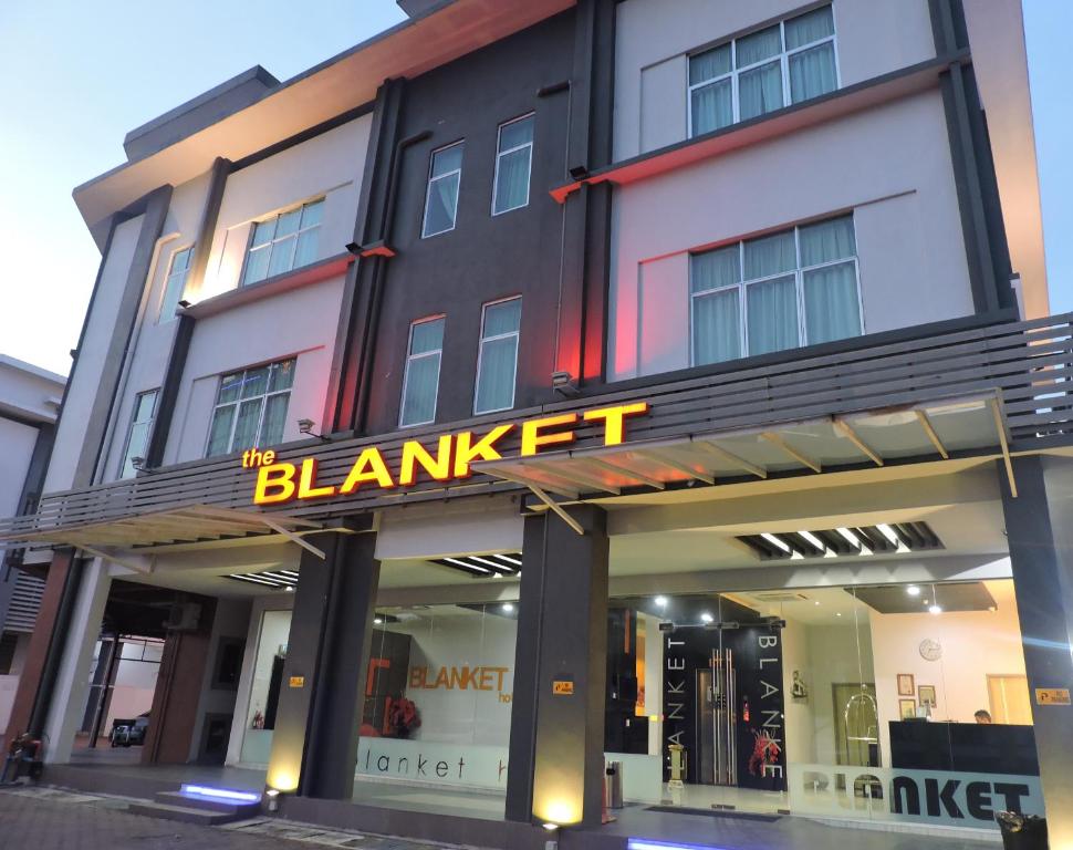 un edificio con una señal que lee el espacio en The Blanket Hotel Seberang Jaya en Perai