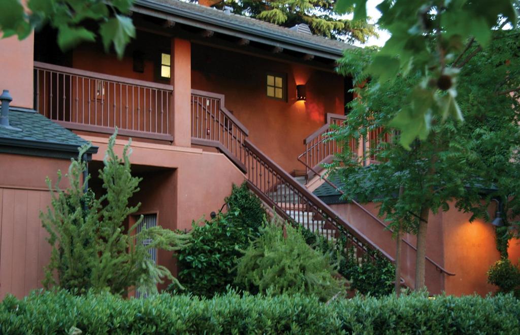 un bâtiment avec des escaliers sur son côté dans l'établissement Wine & Roses Hotel Restaurant Spa Lodi, à Lodi