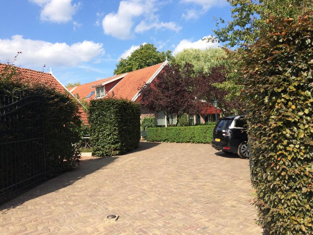 une voiture garée dans une allée à côté d'une maison dans l'établissement B&BtoB STEENGROEVE, à Winterswijk