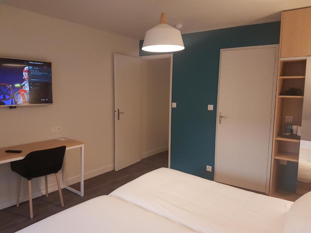 TV a/nebo společenská místnost v ubytování Best Western Armor Park Dinan et Spa