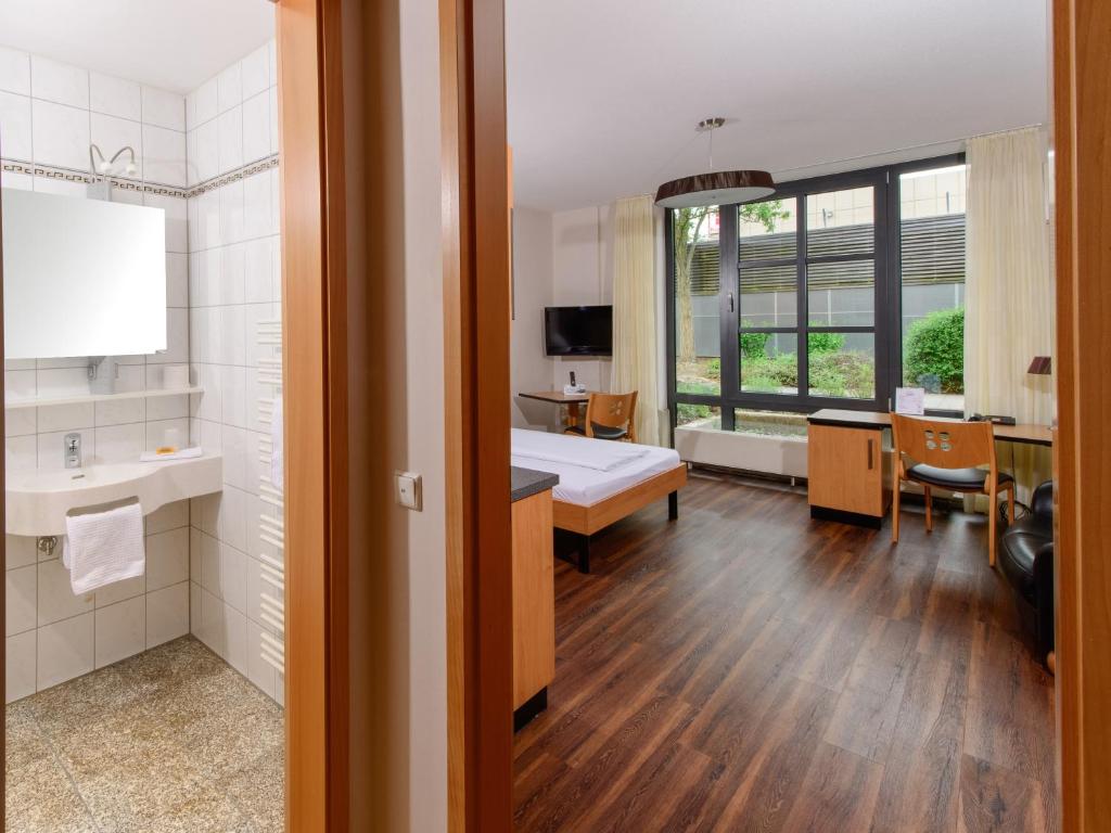 愛爾朗根的住宿－historic Apart，客房内的浴室设有床和书桌