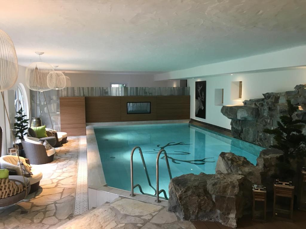 Bazén v ubytování Relais & Châteaux Jagdhof Glashütte nebo v jeho okolí