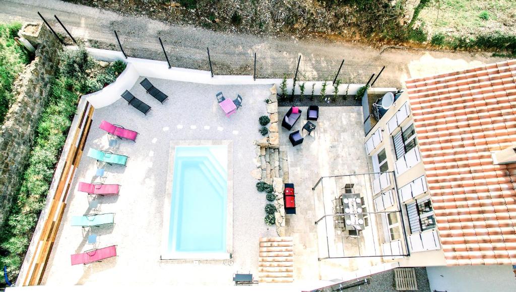 una vista aérea de un edificio con sillas. en Villa Marie - Provence Côte d'Azur en Cabasse