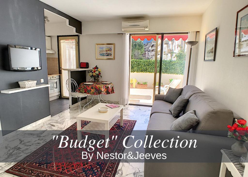 - un salon avec un canapé et une table dans l'établissement Nestor&Jeeves - LE FRANCE TERRASSE - Central - Very close sea, à Nice