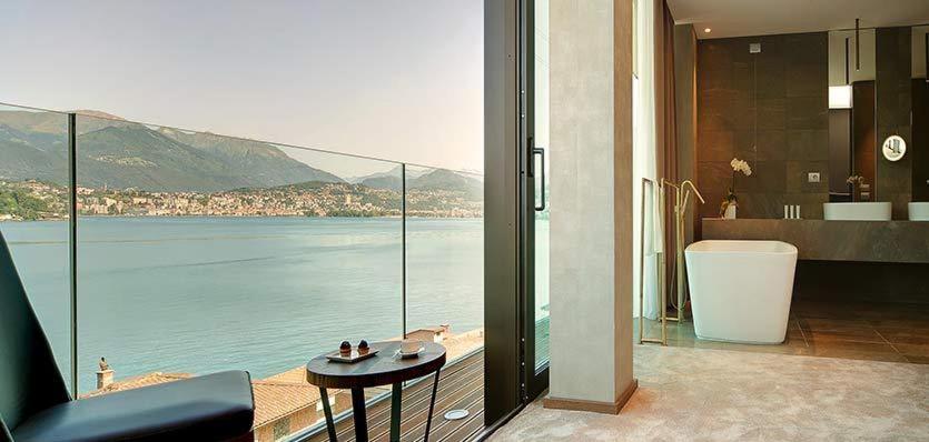 カンピョーネ・ディターリアにあるGrand Hotel Campioneの水辺の景色を望むバスルーム(バスタブ付)