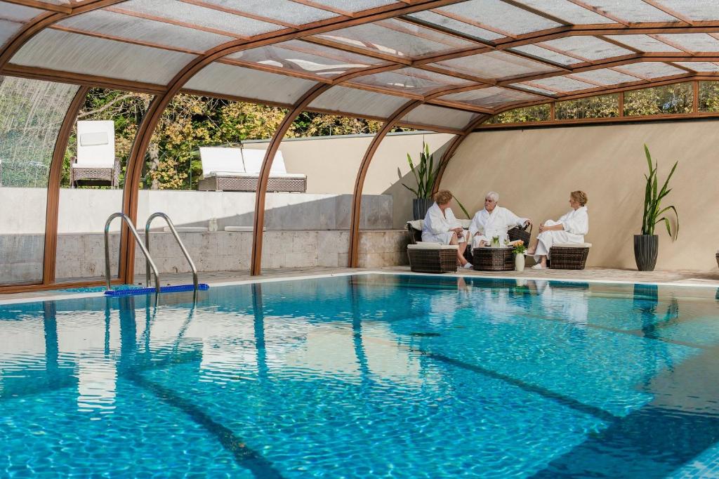 Bazén v ubytovaní Főnix Wellness Resort alebo v jeho blízkosti