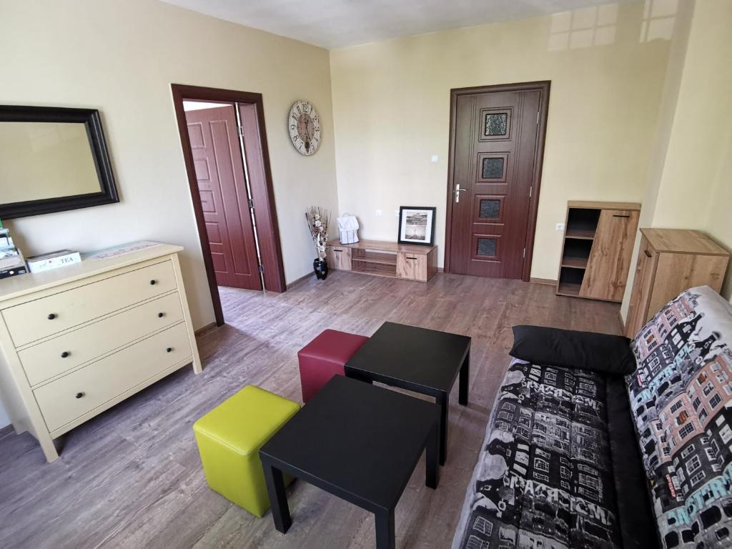 sala de estar con sofá, mesa y sillas en BURGAS SEA APARTMENT, en Burgas